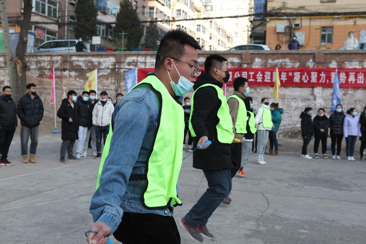 ɽ����Ͷ��е�����ž���ӭ���ꡰ���ľ��������������ٳ�����ְ����������˶���