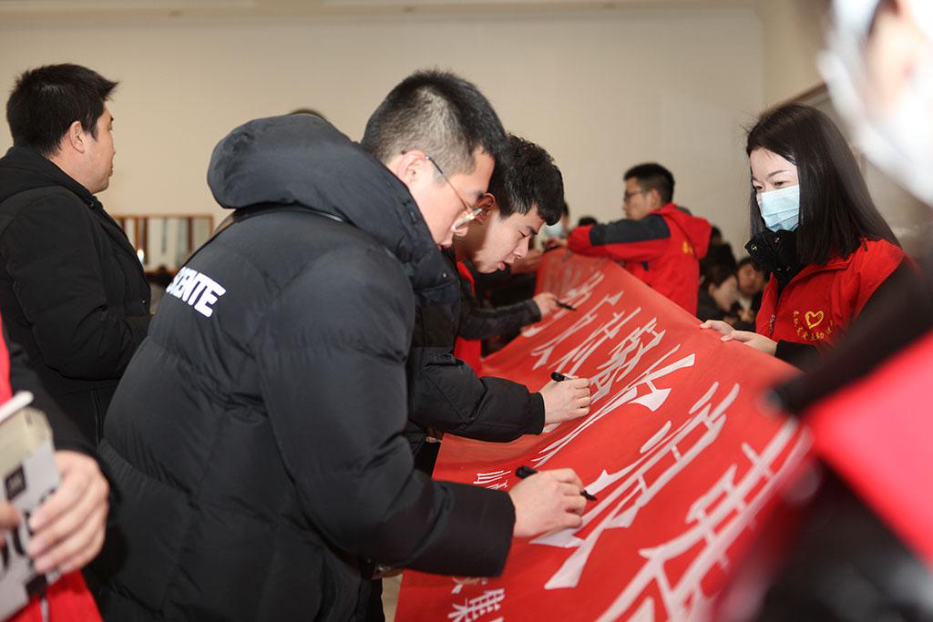 ɽ����Ͷ��е�����ſ�չ�������ڼ��Լ���赲�������š���ԸЧ������ʵ���˶�