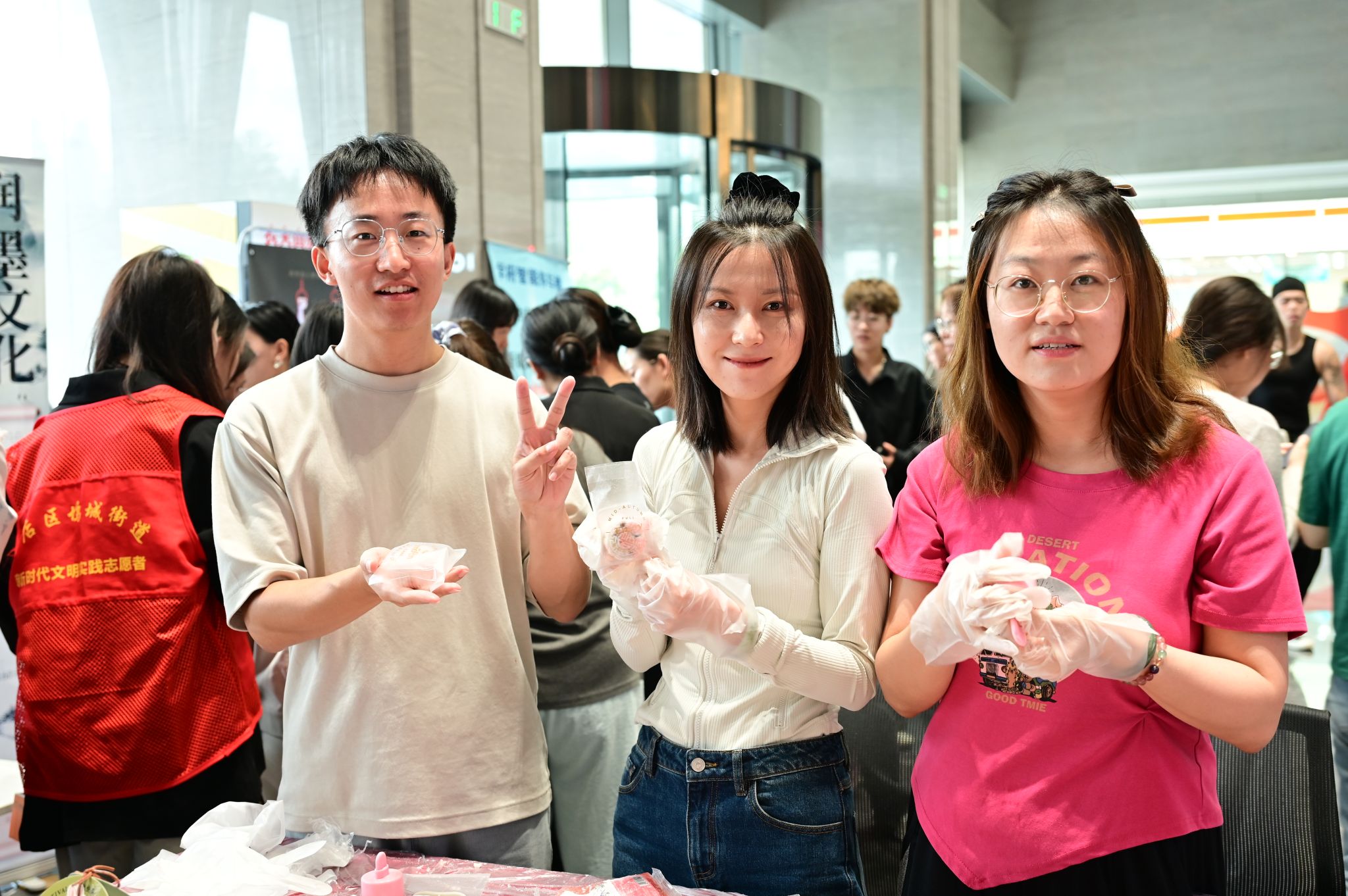 ɽ����Ͷ��̼�������������ֵܵ�λ��չ���������� ����ѧ���������˶�