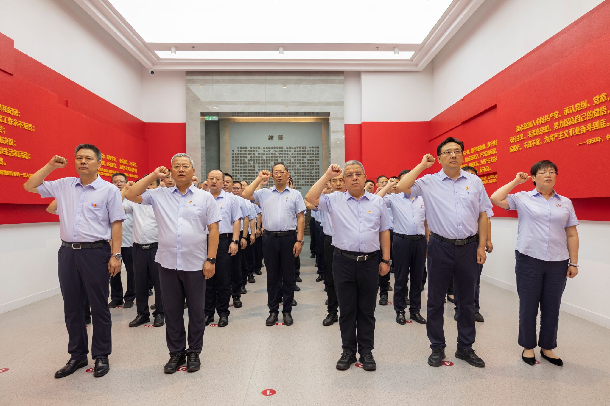 ɽ����Ͷ���ŵ�ί��֯��Ա�򵼸ɲ���ʡ���������������ؿ�չ��ʾ����