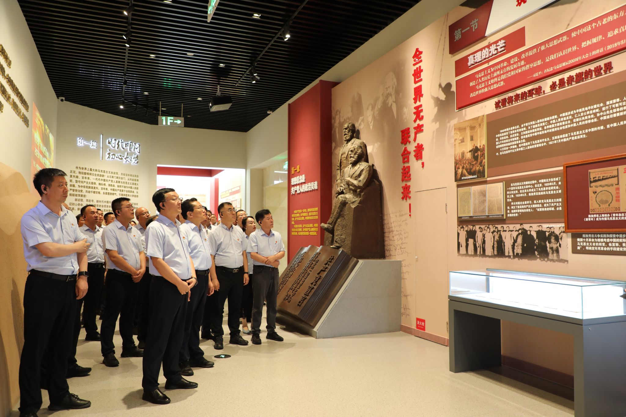 ɽ����Ͷ�˽�������֯��Ա�򵼸ɲ���ʡ���������������ؿ�չ��ʾ����